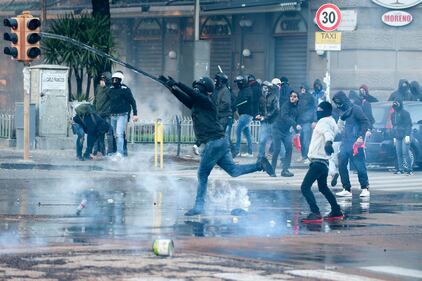 Scontri a Napoli nel 2017 per il comizio di Salvini 9