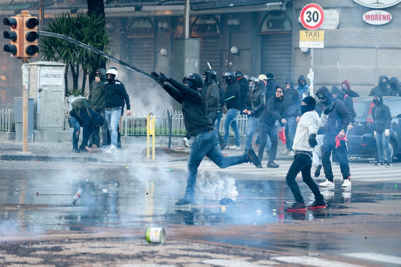 Scontri a Napoli nel 2017 per il comizio di Salvini 9