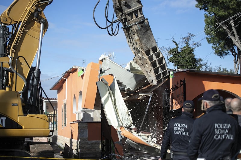 Roma, demolite le ville dei Casamonica 10