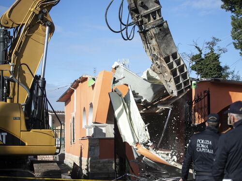Roma, demolite le ville dei Casamonica
