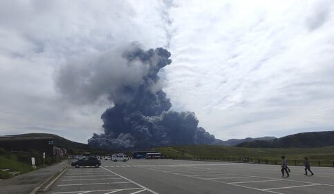 Giappone, erutta il vulcano Aso 1