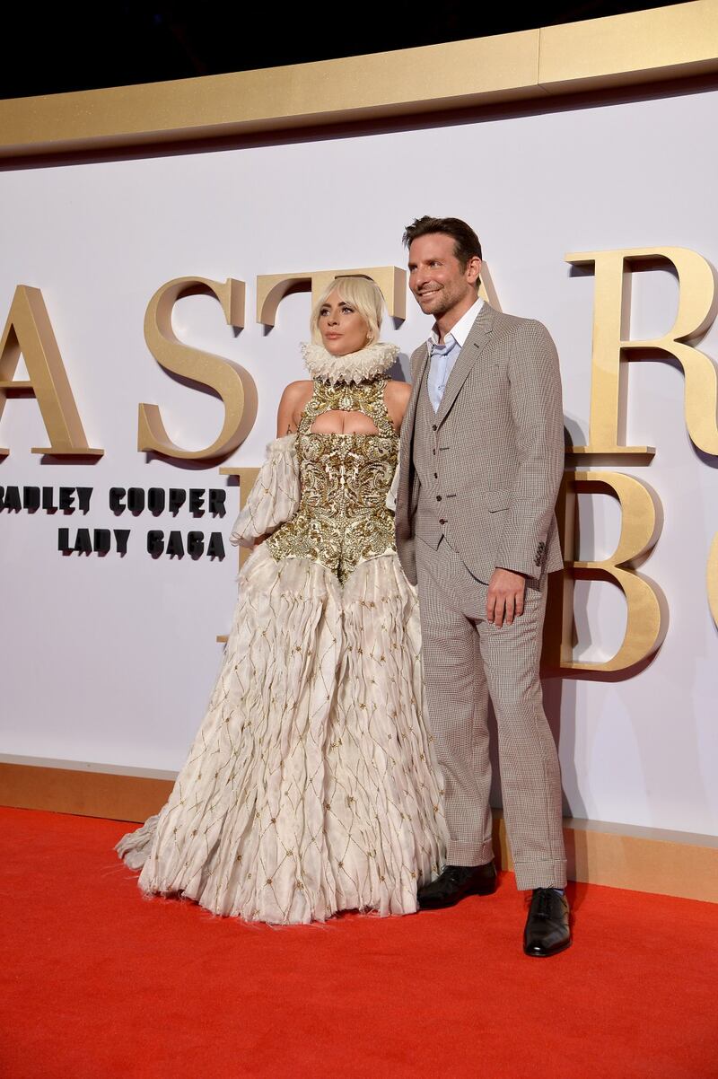Lady Gaga, scollatura hot alla première 5