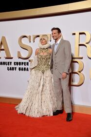 Lady Gaga, scollatura hot alla première 5