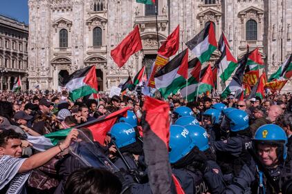 Il 25 aprile di Milano senza il Tricolore: "l'invasione" del vessillo palestinese per la Liberazione 10