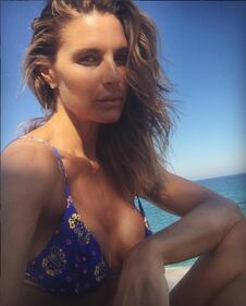 Martina Colombari hot in reggiseno trasparente 7
