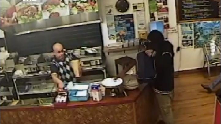 Rapina in una Kebab House: il proprietario ferma il rapinatore... ignorandolo
