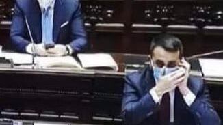 Luigi Di Maio al telefono, si copre la bocca ma ha la mascherina