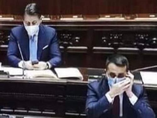 Luigi Di Maio al telefono, si copre la bocca ma ha la mascherina