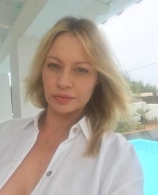 Anna Falchi sexy a letto 1