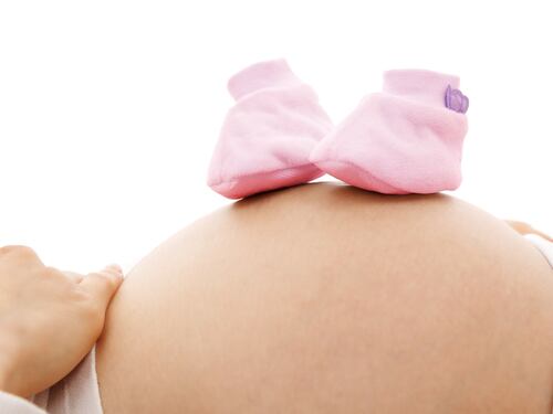 Getta la figlia disabile e un'altra bambina dalla finestra