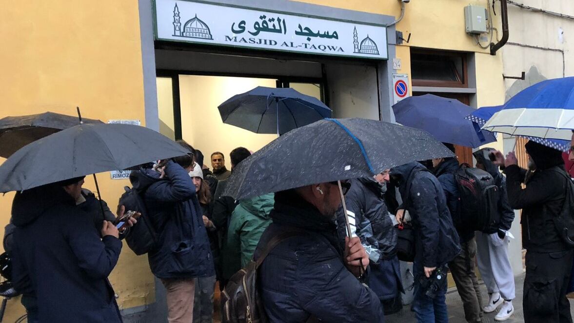 "Non andiamo via". Gli islamici bloccano lo sfratto della moschea