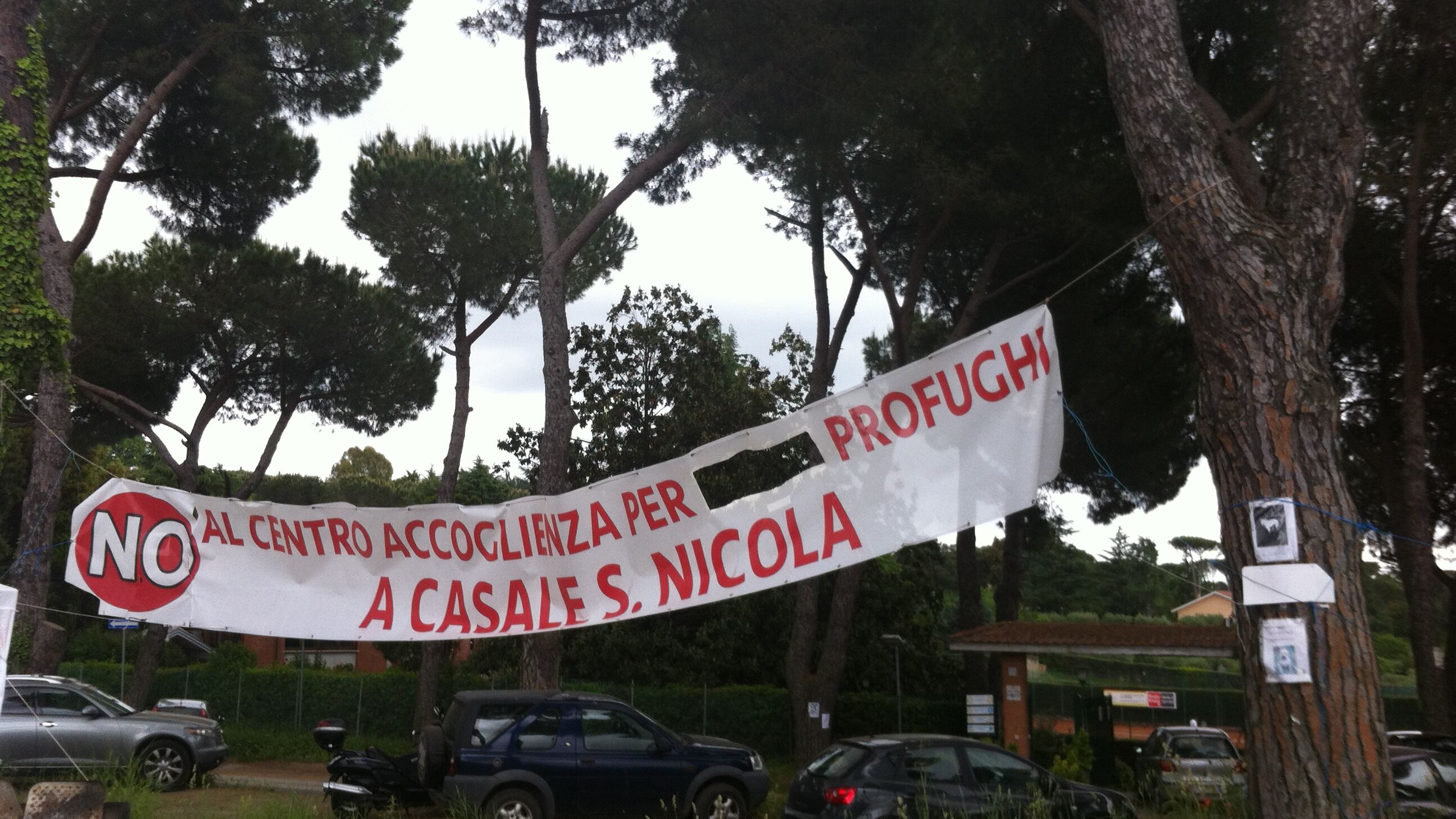 Roma, i residenti di Casale San Nicola contro l'invasione dei profughi