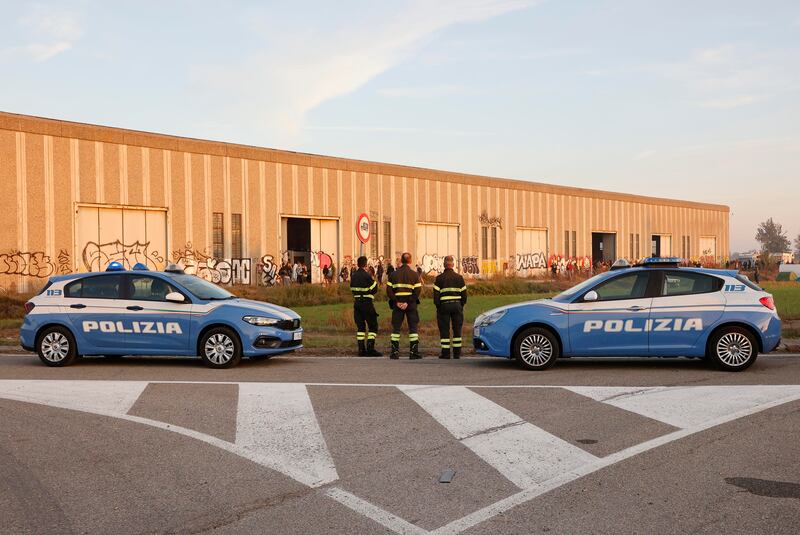 Cordone di polizia attorno al capannone del rave party 3