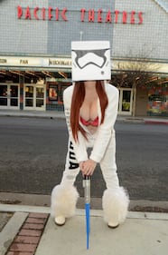 Aspettando Star Wars - Il Risveglio della Forza: attrice si spoglia per strada 39