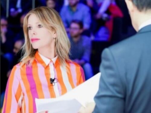Alessia Marcuzzi nel mirino del web per i suoi outfit: "Sembri Jocker in Batman"