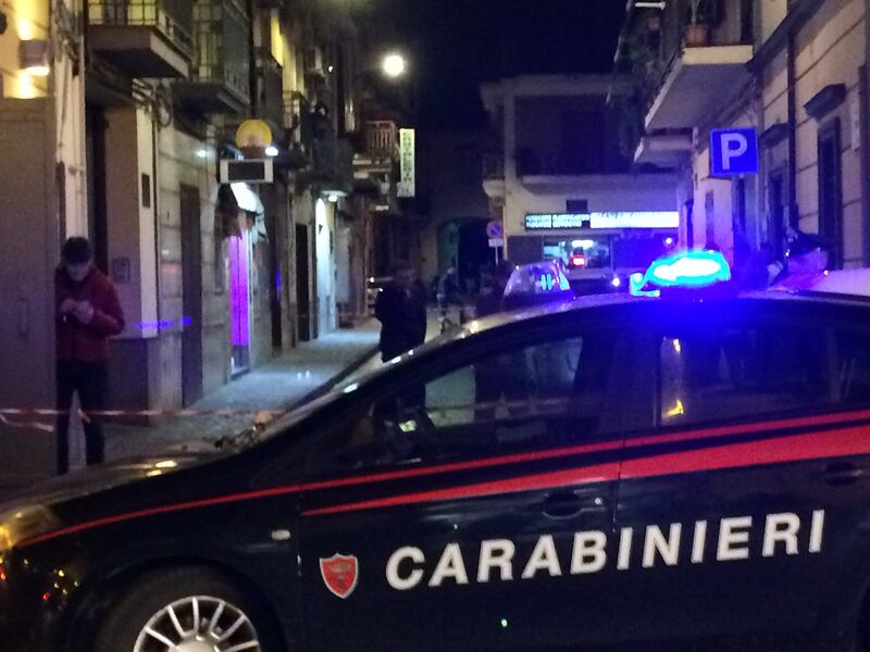 Sparano e colpiscono un innocente: i carabinieri sulla scena del crimine 12