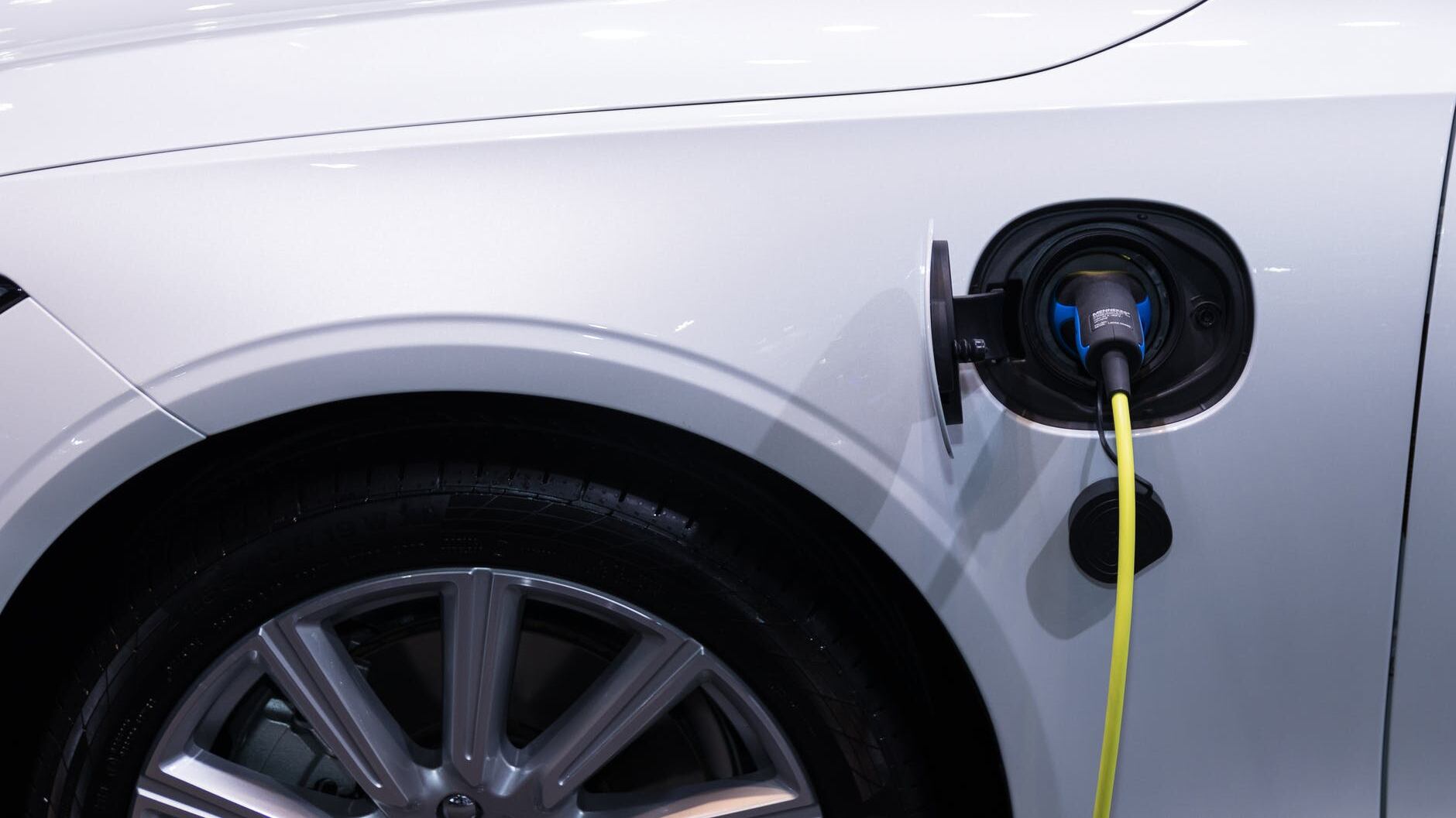 L'Ue mette al bando le auto a benzina e diesel: stop alle vendite dal 2035
