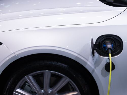 L'Ue mette al bando le auto a benzina e diesel: stop alle vendite dal 2035