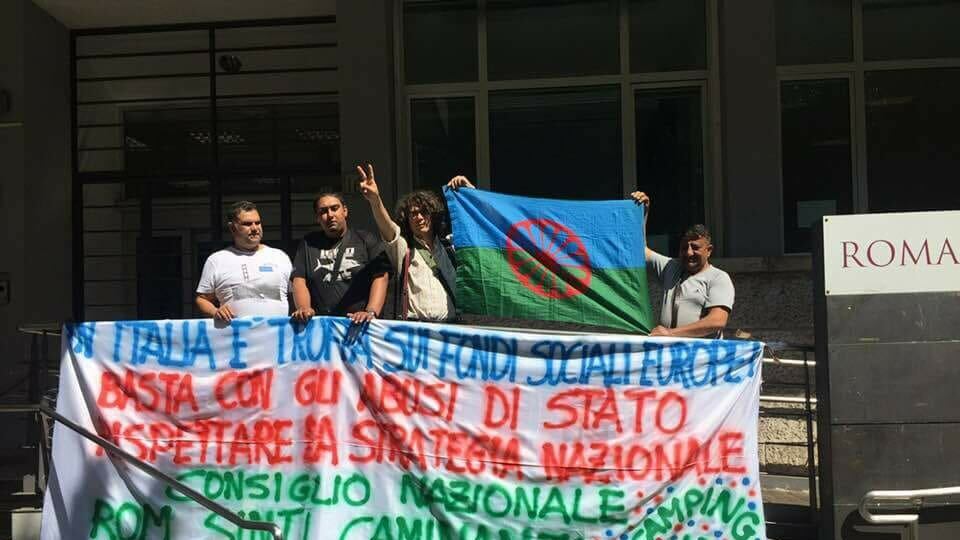 Protesta rom contro il blitz dei vigili al Camping River