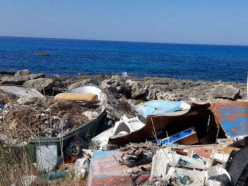 Droni notturni e fototrappole contro chi abbandona i rifiuti: il piano in Puglia