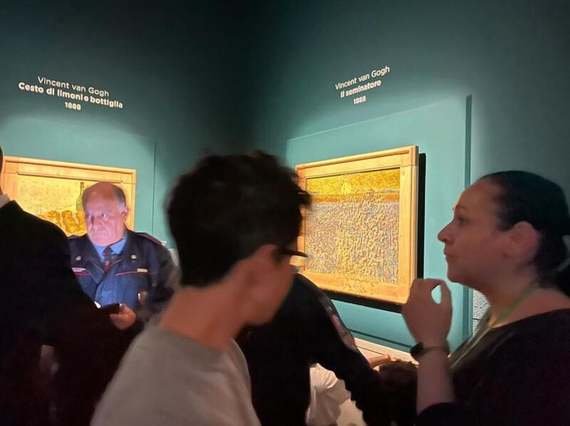 Alcuni attivisti hanno imbrattato il quadro "Il seminatore" di Van Gogh 2