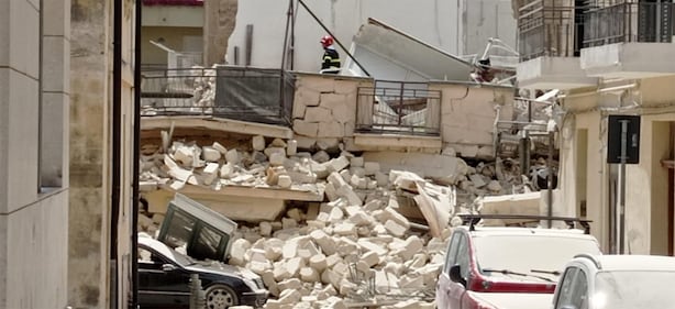 Crolla una palazzina, paura a Matera: sul posto odore di gas 7