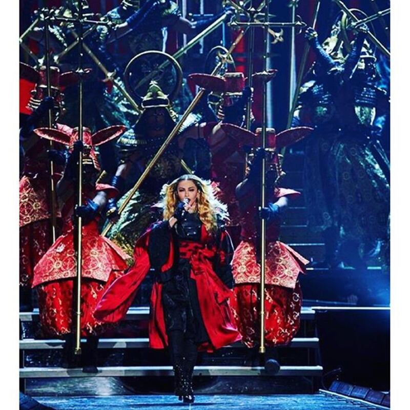 Suore sexy e croci: oggetti di scena "offensivi" del tour Rebel Art di Madonna  12