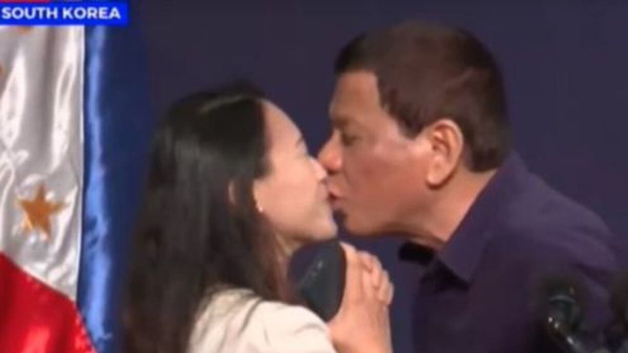Bufera su Duterte Bacio forzato con una donna
