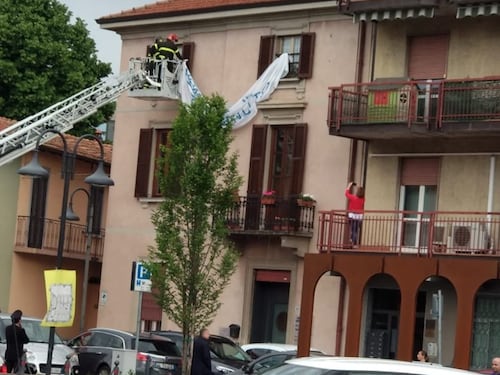 "Qui non sei benvenuto": i pompieri rimuovono lo striscione anti-Salvini