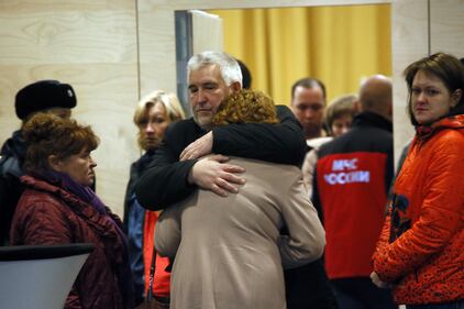Aereo precipitato in Egitto, il dolore dei famigliari a San Pietroburgo 12