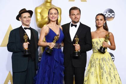 Oscar, i vincitori stringono le statuette 1