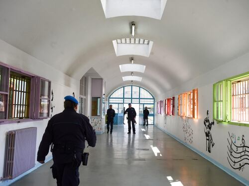 Bologna, detenuto magrebino ferisce agenti con le lamette