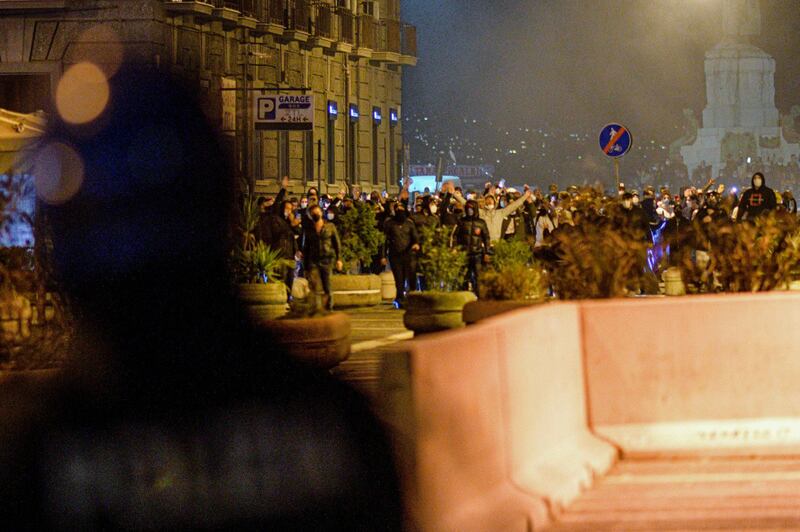 Napoli, guerriglia urbana contro il lockdown 2