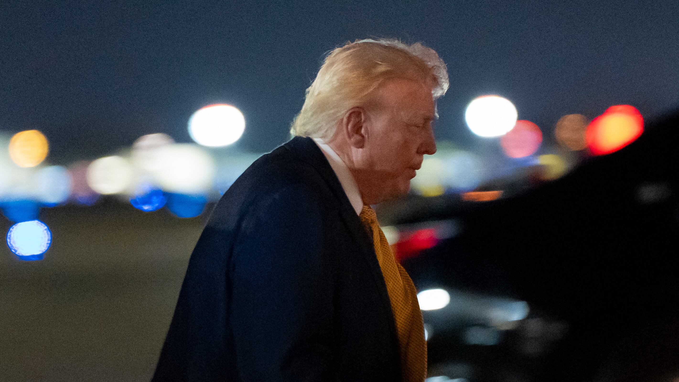 Trump studia il dossier Iran: "Visionati i piani d'attacco"