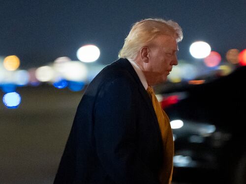 Trump studia il dossier Iran: "Visionati i piani d'attacco"
