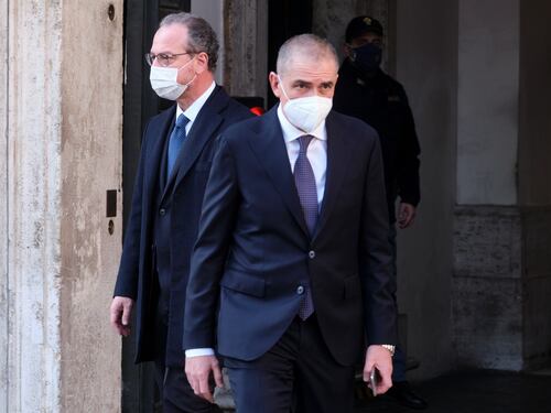 Hub vaccinali nelle scuole per convincere i giovani
