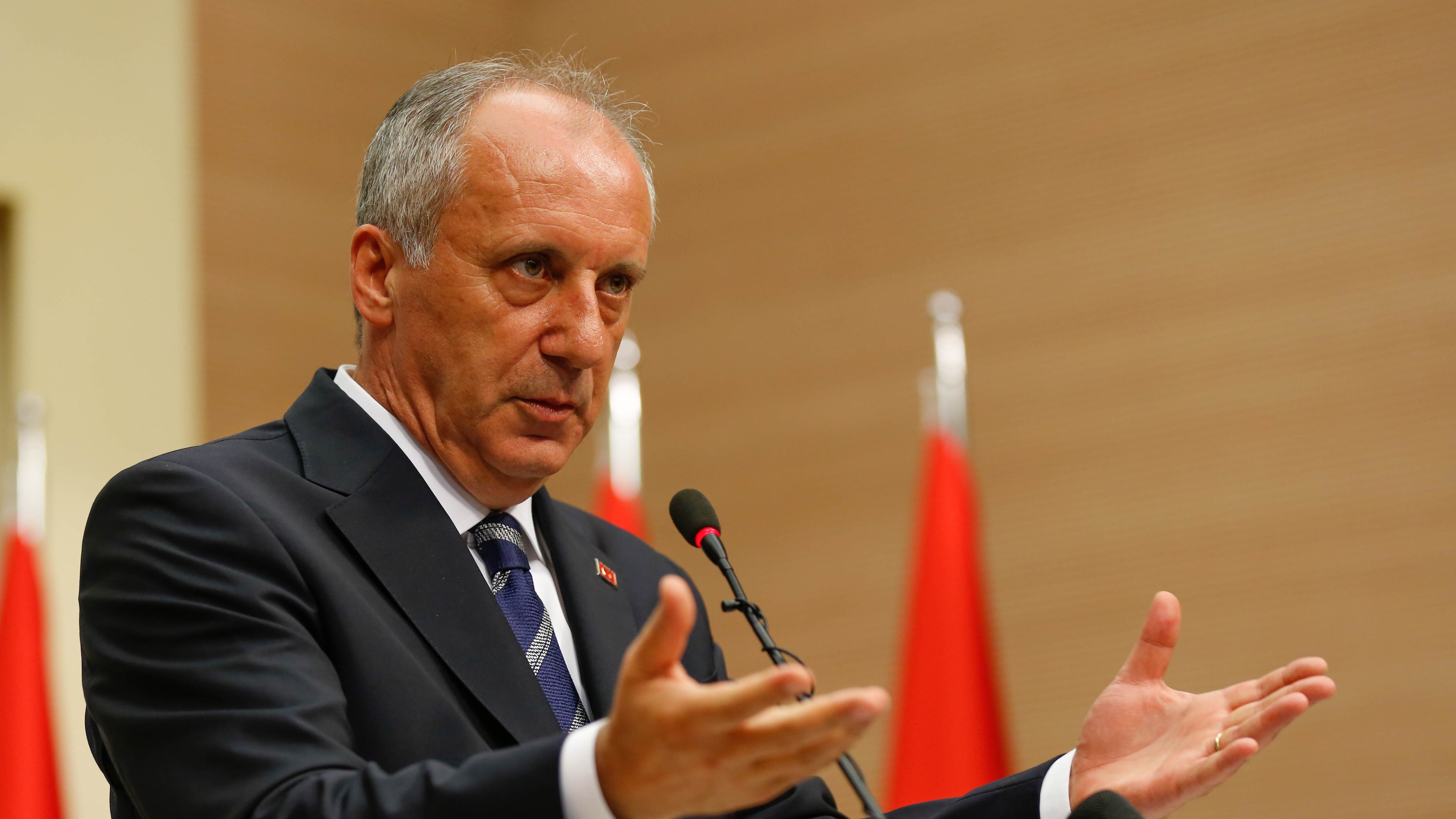 L'oppositore sconfitto: "Ora rappresenti tutti". Libera l'italiana fermata