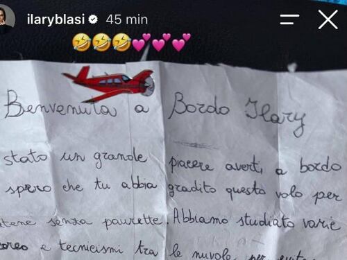 Ilary Blasi vola in Grecia: sull'aereo trova una lettera scritta a mano. Ecco di cosa si tratta