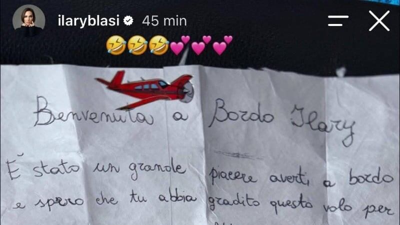 Ilary Blasi vola in Grecia: sull'aereo trova una lettera scritta a mano. Ecco di cosa si tratta