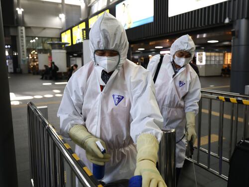 Cina, gli "angeli bianchi" che combattono il coronavirus