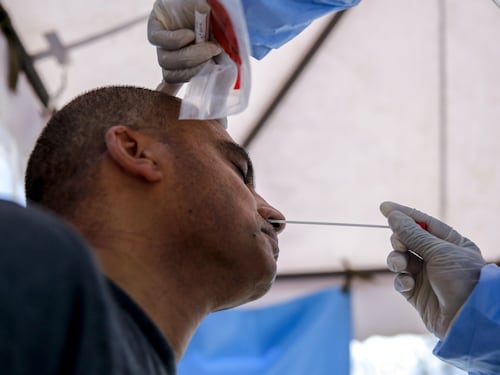 Esplode il coronavirus tra i migranti accolti. L'isola in ginocchio tra lager e navi-lazzaretto