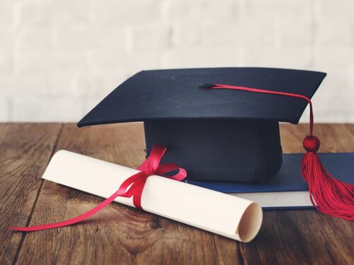 Taranto, giovane ammalato di cancro si laurea prima di morire