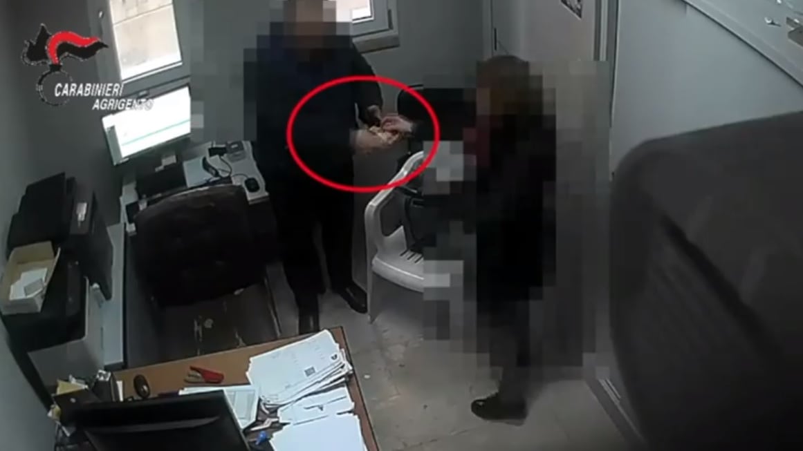 Rubava i soldi destinati al comune: arrestato dipendente "infedele"