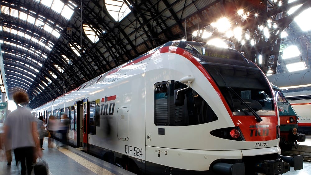 Salta sul treno passando dal finestrino ma cade sui binari: gambe amputate