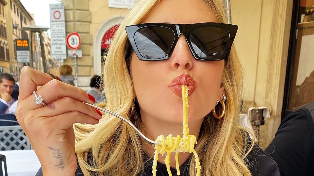 Chiara Ferragni mangia la carbonara, ma è subito polemica