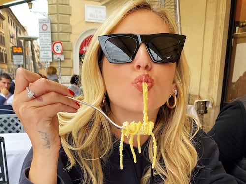 Chiara Ferragni mangia la carbonara, ma è subito polemica
