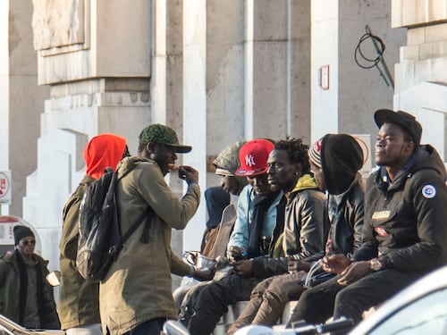 I soldi "nascosti" dei migranti. Ecco cosa finanziano dall'Italia