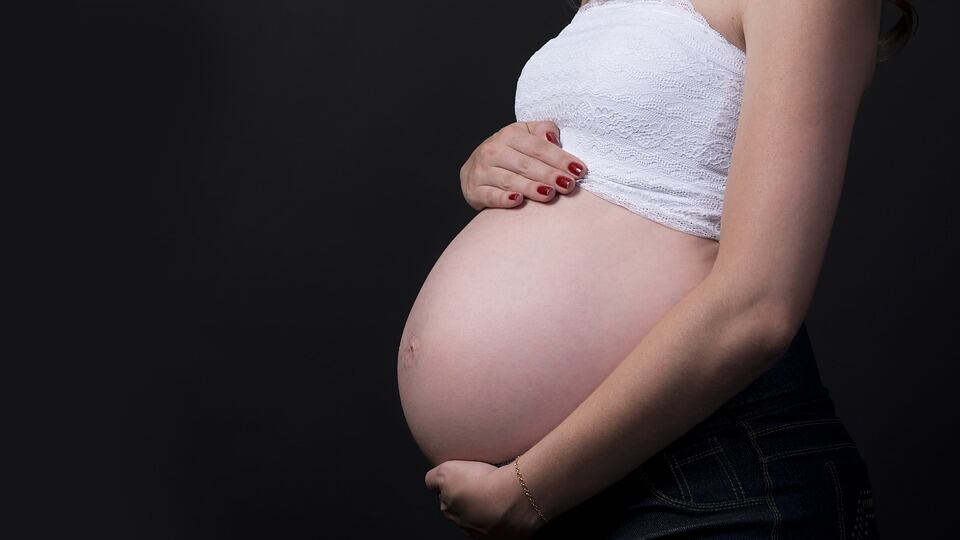 Ha un infarto in casa: muore una 24enne incinta