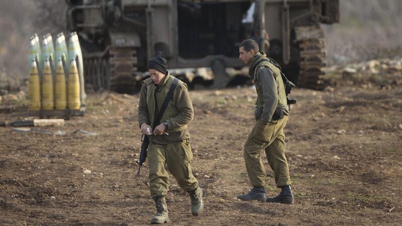 Soldati e unità di artiglieria sulle alture del Golan 1