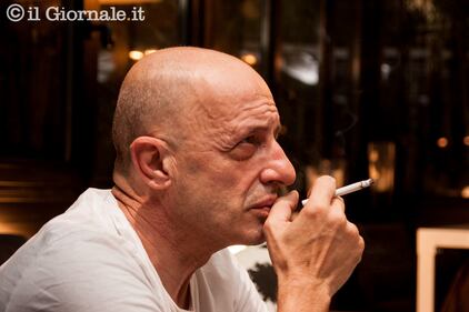 Ore 8:00 l'attesa del direttore Alessandro Sallusti a casa 1